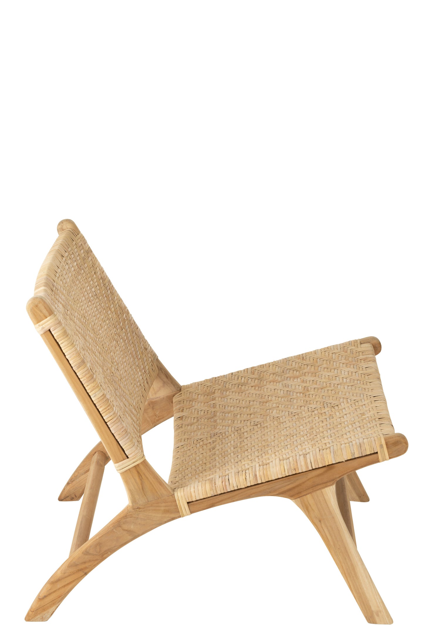 Lounge stoel met strak vlechtwerk van natuurlijk rattan.