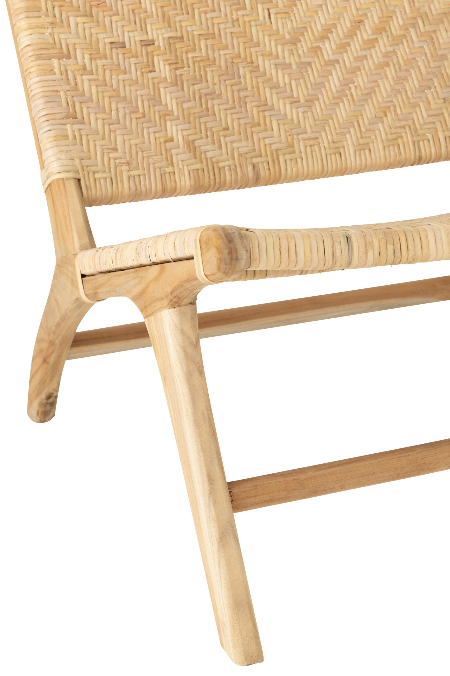 Lounge stoel met strak vlechtwerk van natuurlijk rattan.