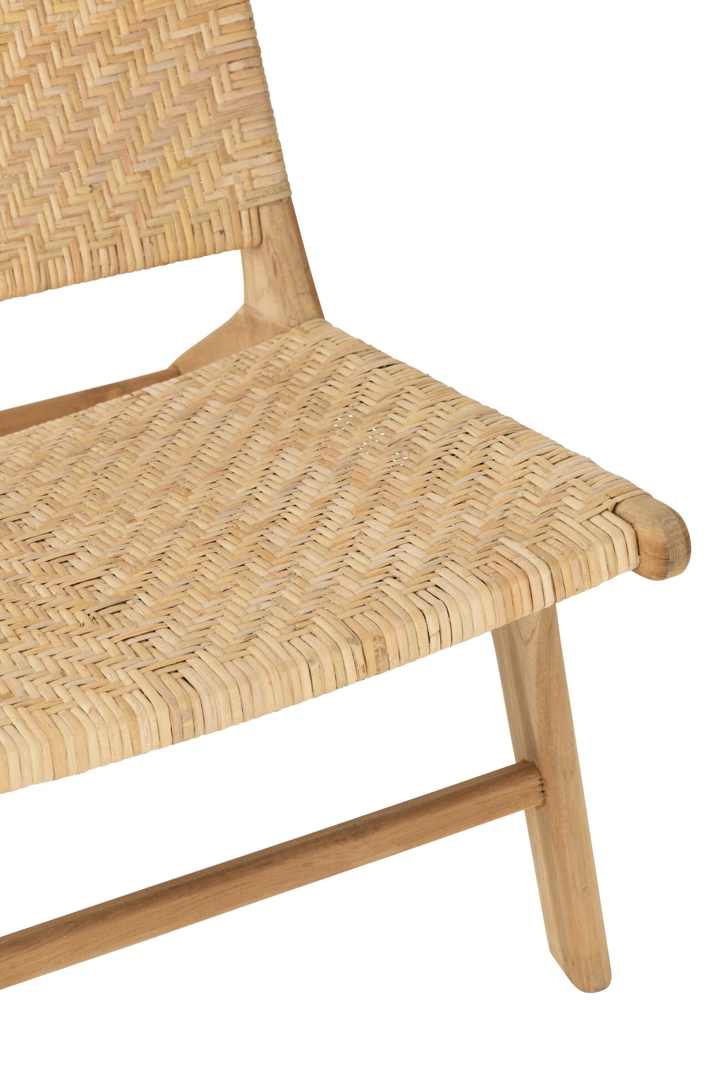 Lounge stoel met strak vlechtwerk van natuurlijk rattan.