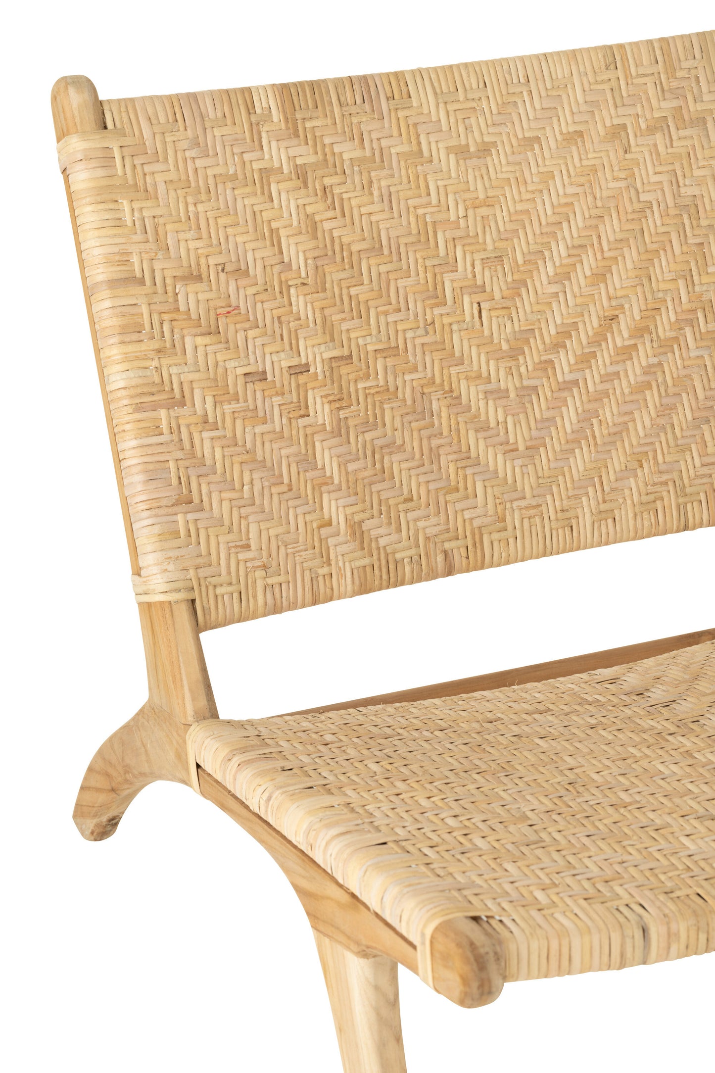 Lounge stoel met strak vlechtwerk van natuurlijk rattan.