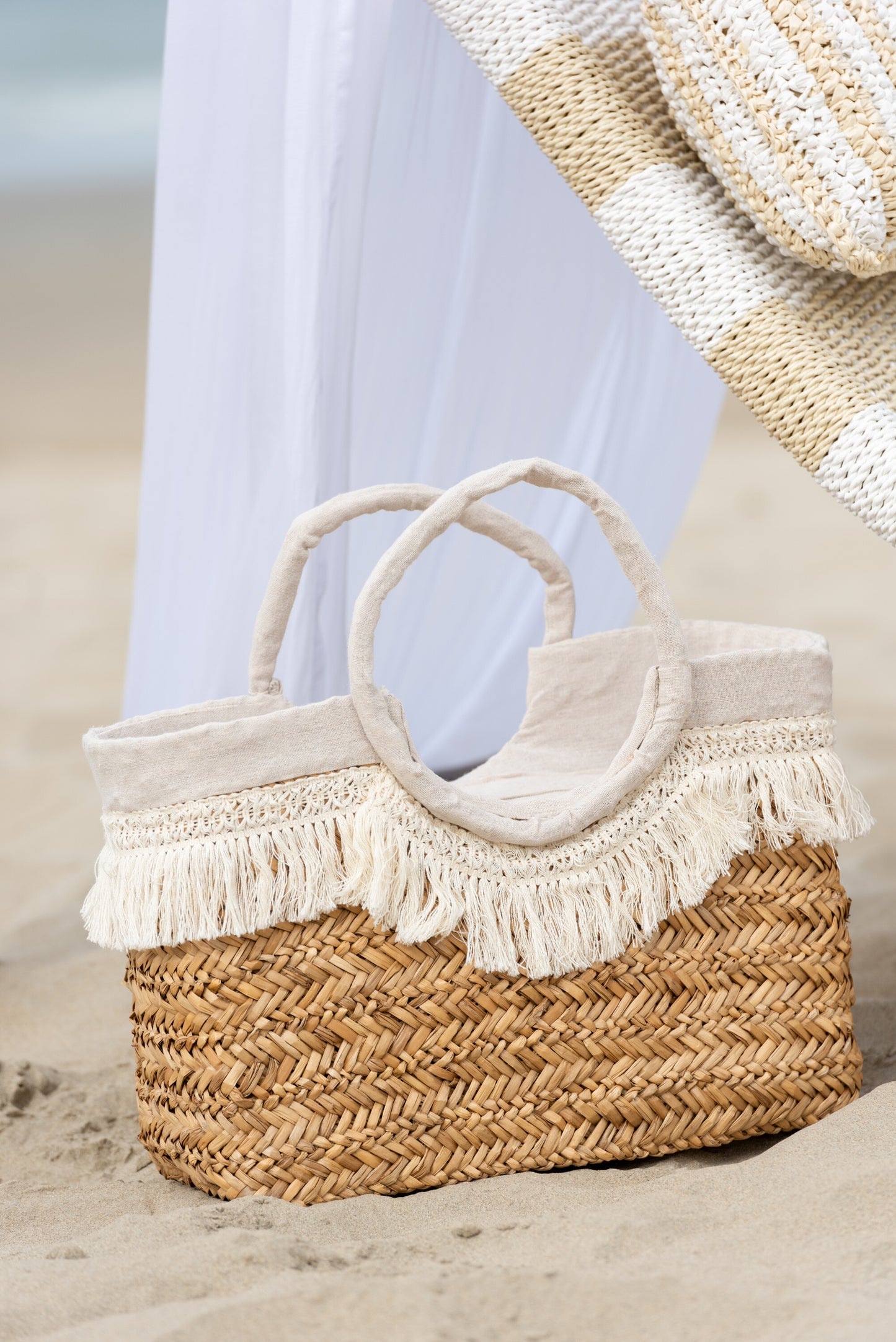 Strandtas met franjes van gevlochten zeegras natuurlijk/roomkleurig