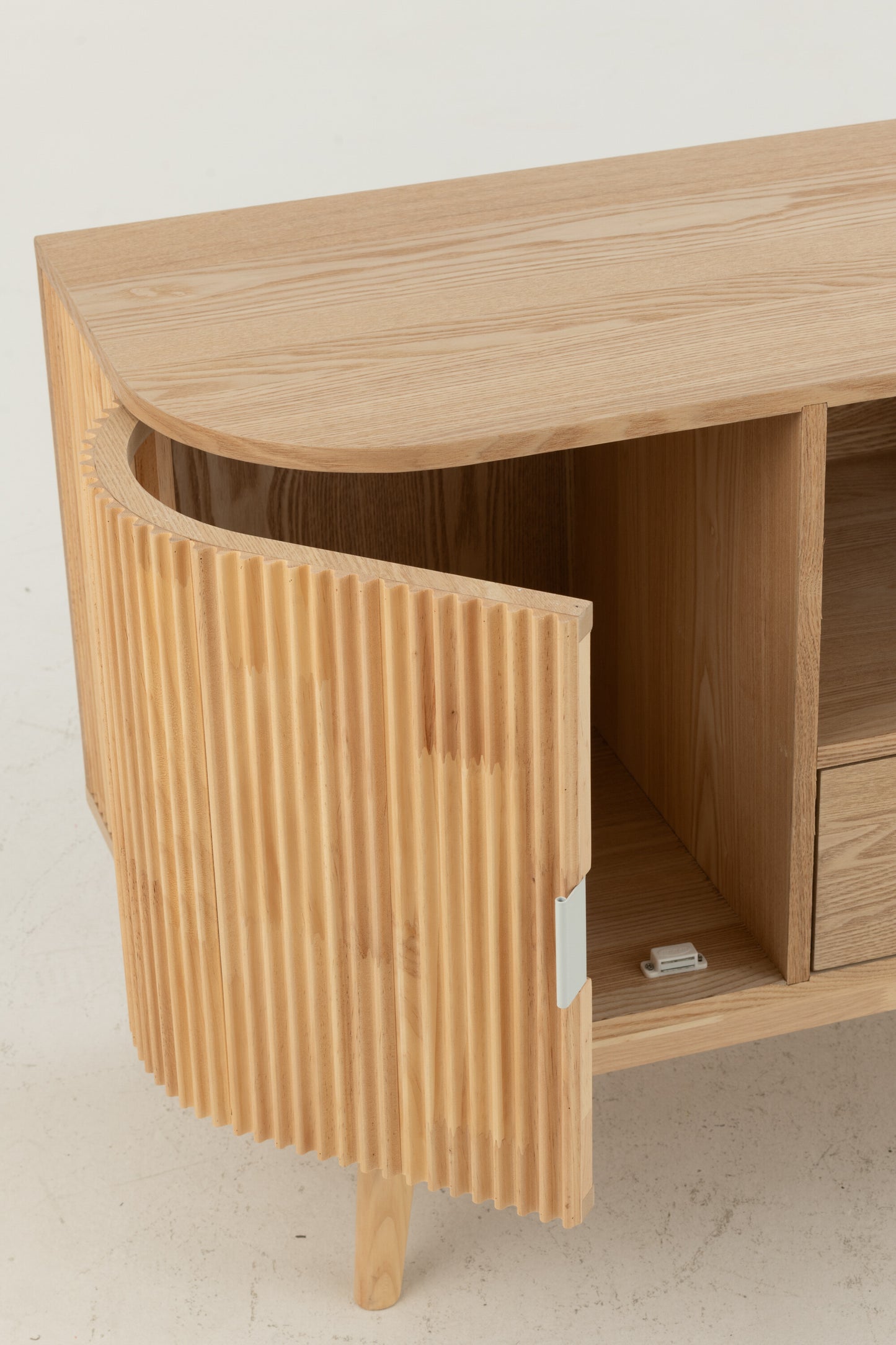 Kast afgerond MDF/dennenhout natuurlijk klein
