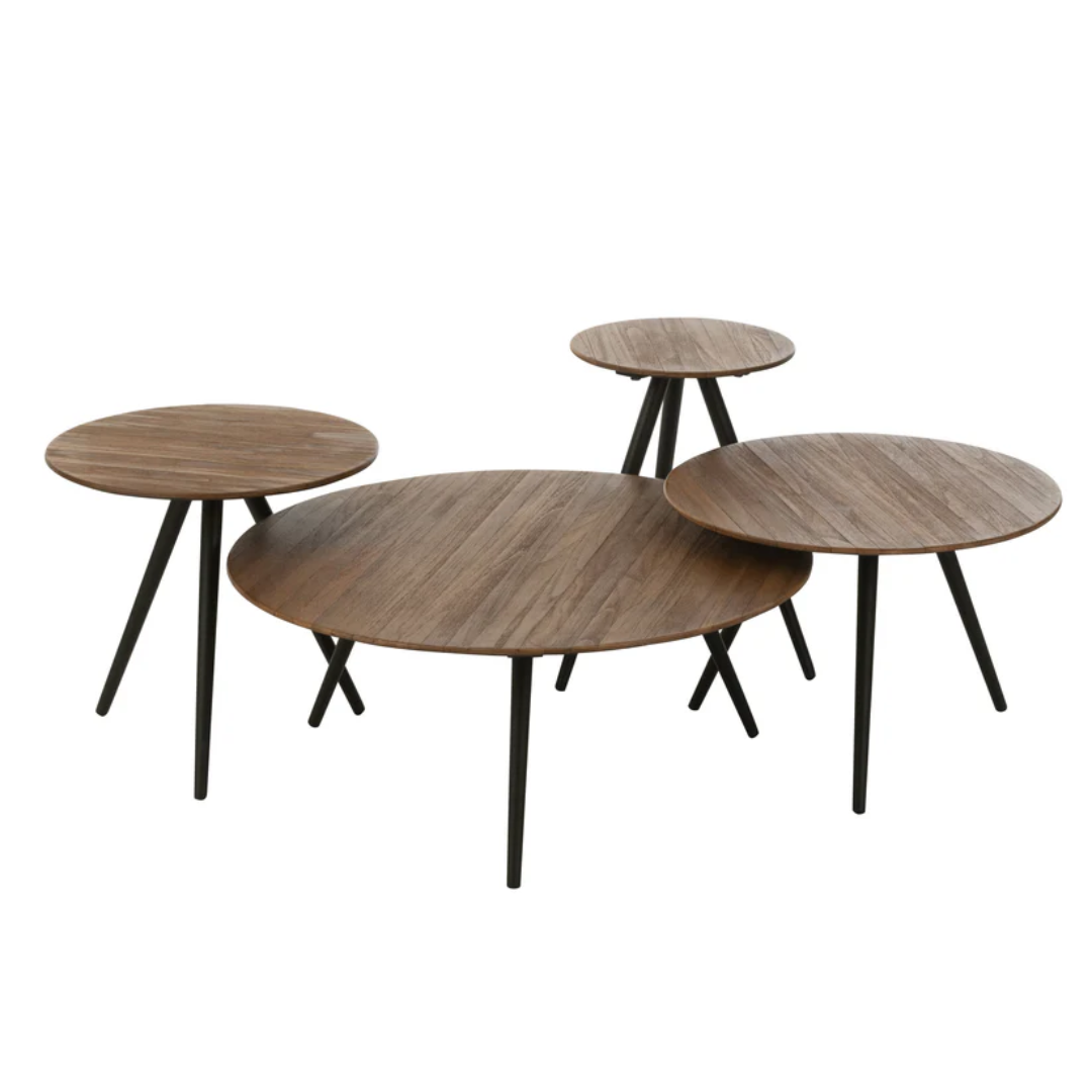 Set van 4 ronde tafels van gerecycled teakhout in natuurlijke kleur.