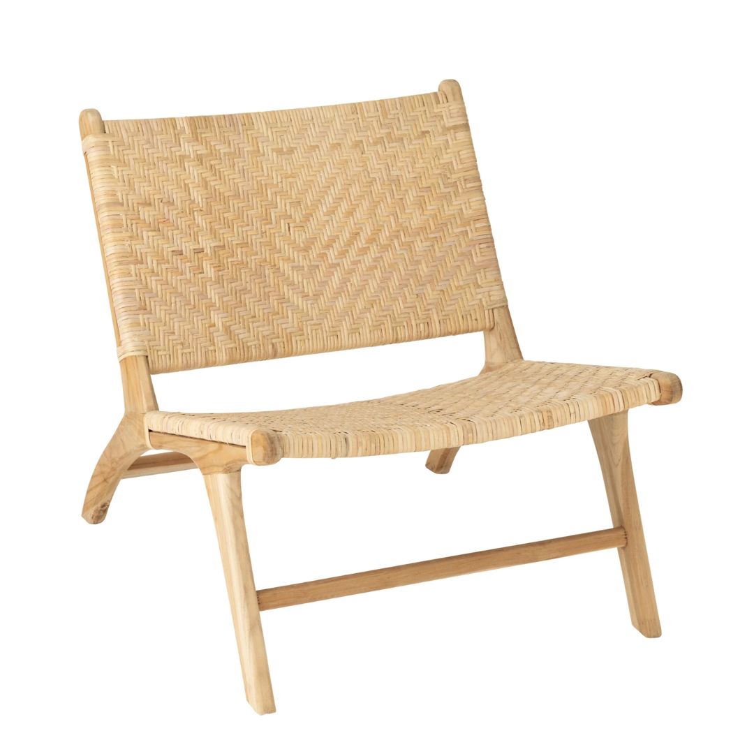 Lounge stoel met strak vlechtwerk van natuurlijk rattan.