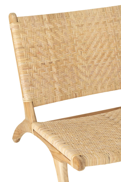 Lounge stoel met strak vlechtwerk van natuurlijk rattan.